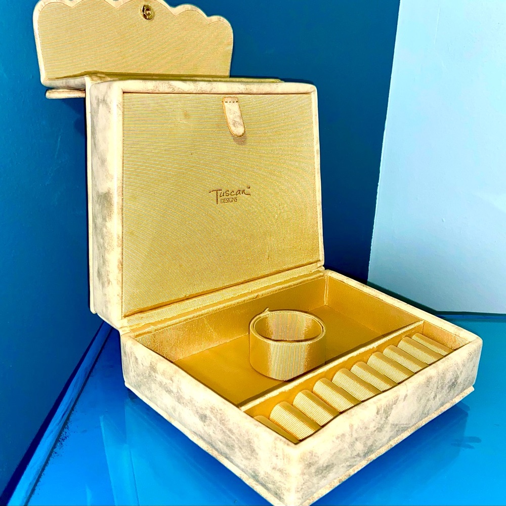 Beautiful, gorgeous Tuscan Vintage mobile jewelry box!!!